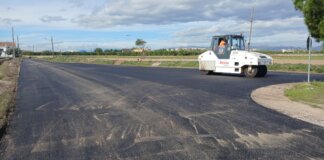 Maquinaria asfaltando el Camino del Mar en Foios