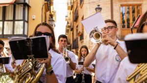 Músicos tocando instrumentos en una banda musical en Valencia