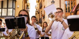 Músicos tocando instrumentos en una banda musical en Valencia
