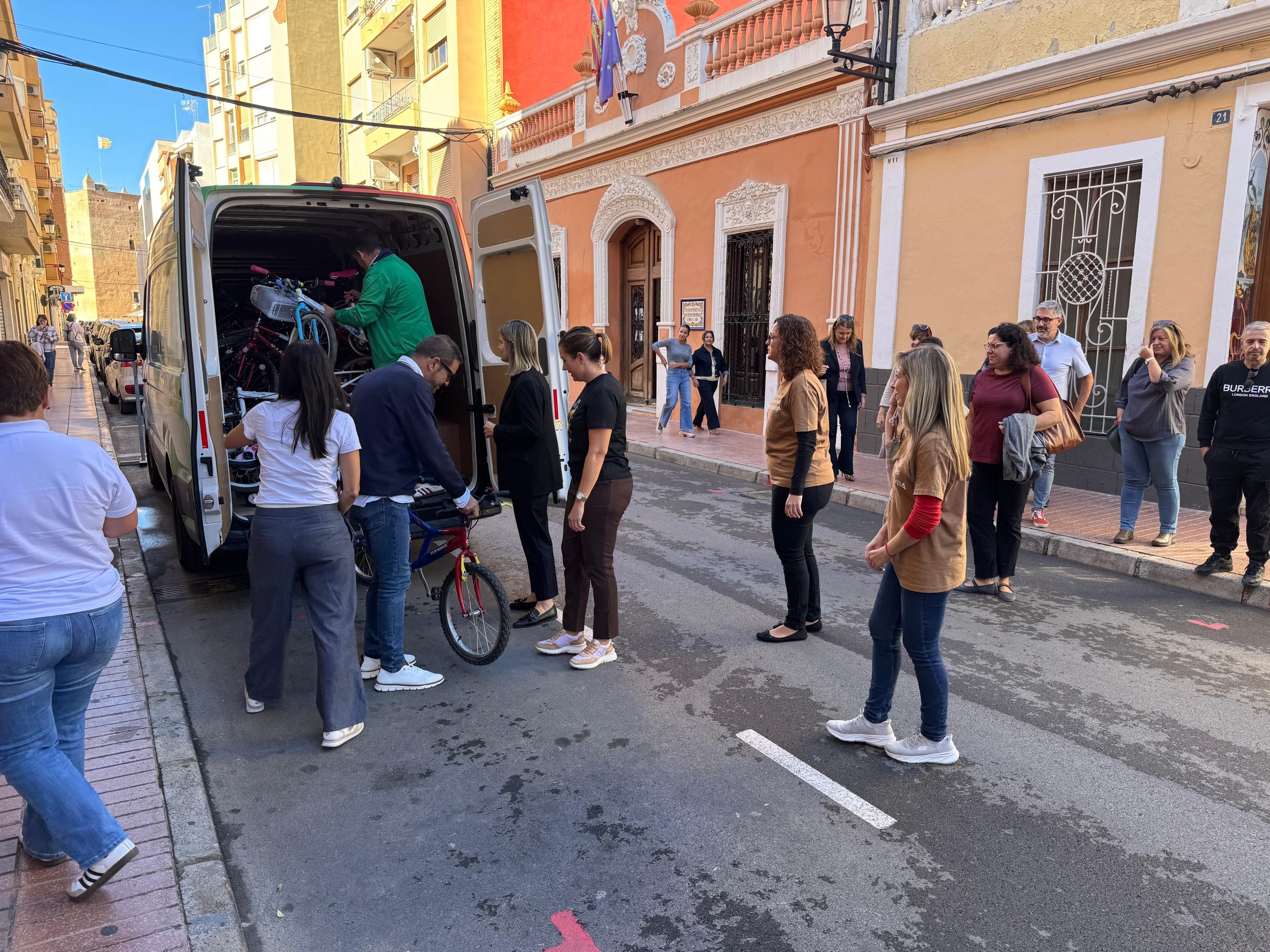 Entrega de bicicletas a escolares afectados por la DANA en l'Horta Sud