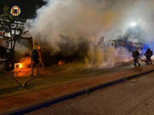 Bomberos extinguiendo un incendio en un camión de basura en Quart de Poblet.