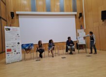 Bonrepòs i Mirambell acogerá el próximo domingo 9 de noviembre la segunda edición del evento solidario ‘Un salto por la vida’, una jornada deportiva y social destinada a recaudar fondos para la investigación contra el cáncer infantil, la principal causa de muerte por enfermedad entre los 0 y 14 años en España. El encuentro, organizado por Kangooclub Rockandjumps, el Registro Español de Tumores Infantiles (RETI-SEHOP) y el Instituto de Investigación Sanitaria La Fe, cuenta con la colaboración del Ayuntamiento de Bonrepòs i Mirambell, la Fundación de la Sociedad Española de Hematología y Oncología Pediátricas (F-SEHOP) y diversas entidades académicas y sociales, como la Universitat de València y la Asociación contra el Cáncer local. La jornada arrancará a las 10:00 horas en el Parque de los Paelleros. Durante la presentación oficial, celebrada en el consistorio, los organizadores destacaron la importancia de las microdonaciones ciudadanas para complementar la financiación pública necesaria en la investigación clínica y epidemiológica. “La supervivencia de los niños y niñas con cáncer ha pasado del 55% en los años ochenta hasta alcanzar el 84% actualmente”, explicó Adela Cañete, directora científica del RETI-SEHOP e investigadora en La Fe, quien subrayó también que el riesgo de fracaso del tratamiento ha disminuido un 60% en las últimas décadas. La alcaldesa de Bonrepòs i Mirambell, Raquel Ramiro, resaltó el valor de iniciativas que “permiten poner cara a los investigadores e investigadoras y dar a conocer los proyectos”, mientras que Carlos Navarro, jefe de sección de actividades deportivas de la Universitat de València, incidió en el compromiso de la comunidad universitaria con este tipo de acciones solidarias. El evento combinará deporte y ocio con actividades como una masterclass de Kangoo Jumps, exhibiciones de boxing y cubbà, castillos hinchables, actuaciones en directo de grupos indie-rock como Local Número 5 y Los Bonitos Redford, y emisiones de radio en directo. También se instalarán una barra solidaria, un mercadillo, puntos de venta de productos y una paella gigante solidaria a 2 euros, preparada por la empresa Original Paellas. La iniciativa cuenta con el apoyo de numerosas empresas y entidades patrocinadoras, entre las que destacan la Fundación Villavecchia, Aladina y Unoentrecienmil, así como comercios y colectivos locales que han contribuido a través de rifas y donaciones en especie. En la primera edición, celebrada en 2024, se recaudaron 3.120,85 euros, destinados íntegramente a la investigación en oncología pediátrica desarrollada en el Hospital La Fe de València.