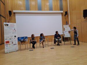 Bonrepòs i Mirambell acogerá el próximo domingo 9 de noviembre la segunda edición del evento solidario ‘Un salto por la vida’, una jornada deportiva y social destinada a recaudar fondos para la investigación contra el cáncer infantil, la principal causa de muerte por enfermedad entre los 0 y 14 años en España. El encuentro, organizado por Kangooclub Rockandjumps, el Registro Español de Tumores Infantiles (RETI-SEHOP) y el Instituto de Investigación Sanitaria La Fe, cuenta con la colaboración del Ayuntamiento de Bonrepòs i Mirambell, la Fundación de la Sociedad Española de Hematología y Oncología Pediátricas (F-SEHOP) y diversas entidades académicas y sociales, como la Universitat de València y la Asociación contra el Cáncer local. La jornada arrancará a las 10:00 horas en el Parque de los Paelleros. Durante la presentación oficial, celebrada en el consistorio, los organizadores destacaron la importancia de las microdonaciones ciudadanas para complementar la financiación pública necesaria en la investigación clínica y epidemiológica. “La supervivencia de los niños y niñas con cáncer ha pasado del 55% en los años ochenta hasta alcanzar el 84% actualmente”, explicó Adela Cañete, directora científica del RETI-SEHOP e investigadora en La Fe, quien subrayó también que el riesgo de fracaso del tratamiento ha disminuido un 60% en las últimas décadas. La alcaldesa de Bonrepòs i Mirambell, Raquel Ramiro, resaltó el valor de iniciativas que “permiten poner cara a los investigadores e investigadoras y dar a conocer los proyectos”, mientras que Carlos Navarro, jefe de sección de actividades deportivas de la Universitat de València, incidió en el compromiso de la comunidad universitaria con este tipo de acciones solidarias. El evento combinará deporte y ocio con actividades como una masterclass de Kangoo Jumps, exhibiciones de boxing y cubbà, castillos hinchables, actuaciones en directo de grupos indie-rock como Local Número 5 y Los Bonitos Redford, y emisiones de radio en directo. También se instalarán una barra solidaria, un mercadillo, puntos de venta de productos y una paella gigante solidaria a 2 euros, preparada por la empresa Original Paellas. La iniciativa cuenta con el apoyo de numerosas empresas y entidades patrocinadoras, entre las que destacan la Fundación Villavecchia, Aladina y Unoentrecienmil, así como comercios y colectivos locales que han contribuido a través de rifas y donaciones en especie. En la primera edición, celebrada en 2024, se recaudaron 3.120,85 euros, destinados íntegramente a la investigación en oncología pediátrica desarrollada en el Hospital La Fe de València.