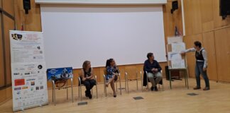 Bonrepòs i Mirambell acogerá el próximo domingo 9 de noviembre la segunda edición del evento solidario ‘Un salto por la vida’, una jornada deportiva y social destinada a recaudar fondos para la investigación contra el cáncer infantil, la principal causa de muerte por enfermedad entre los 0 y 14 años en España. El encuentro, organizado por Kangooclub Rockandjumps, el Registro Español de Tumores Infantiles (RETI-SEHOP) y el Instituto de Investigación Sanitaria La Fe, cuenta con la colaboración del Ayuntamiento de Bonrepòs i Mirambell, la Fundación de la Sociedad Española de Hematología y Oncología Pediátricas (F-SEHOP) y diversas entidades académicas y sociales, como la Universitat de València y la Asociación contra el Cáncer local. La jornada arrancará a las 10:00 horas en el Parque de los Paelleros. Durante la presentación oficial, celebrada en el consistorio, los organizadores destacaron la importancia de las microdonaciones ciudadanas para complementar la financiación pública necesaria en la investigación clínica y epidemiológica. “La supervivencia de los niños y niñas con cáncer ha pasado del 55% en los años ochenta hasta alcanzar el 84% actualmente”, explicó Adela Cañete, directora científica del RETI-SEHOP e investigadora en La Fe, quien subrayó también que el riesgo de fracaso del tratamiento ha disminuido un 60% en las últimas décadas. La alcaldesa de Bonrepòs i Mirambell, Raquel Ramiro, resaltó el valor de iniciativas que “permiten poner cara a los investigadores e investigadoras y dar a conocer los proyectos”, mientras que Carlos Navarro, jefe de sección de actividades deportivas de la Universitat de València, incidió en el compromiso de la comunidad universitaria con este tipo de acciones solidarias. El evento combinará deporte y ocio con actividades como una masterclass de Kangoo Jumps, exhibiciones de boxing y cubbà, castillos hinchables, actuaciones en directo de grupos indie-rock como Local Número 5 y Los Bonitos Redford, y emisiones de radio en directo. También se instalarán una barra solidaria, un mercadillo, puntos de venta de productos y una paella gigante solidaria a 2 euros, preparada por la empresa Original Paellas. La iniciativa cuenta con el apoyo de numerosas empresas y entidades patrocinadoras, entre las que destacan la Fundación Villavecchia, Aladina y Unoentrecienmil, así como comercios y colectivos locales que han contribuido a través de rifas y donaciones en especie. En la primera edición, celebrada en 2024, se recaudaron 3.120,85 euros, destinados íntegramente a la investigación en oncología pediátrica desarrollada en el Hospital La Fe de València.