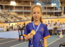 Una joven taekwondista de Burjassot consigue seis medallas al inicio de la temporada Joven taekwondista sosteniendo medalla de bronce en competición