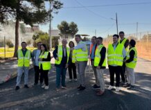 El Camí de Santa Ana entre Paiporta y Catarroja dañado durante la reconstrucción tras la DANA se reabrirá en noviembre Grupo de personas con chalecos reflectantes en el Camí de Santa Ana