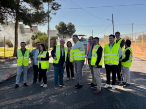 Grupo de personas con chalecos reflectantes en el Camí de Santa Ana