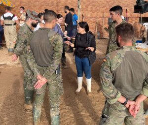 Reunión de la alcaldesa de Catarroja con miembros de la UME tras la DANA