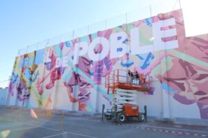 Mural 'Orgull de Poble' en Catarroja, homenaje a la comunidad.
