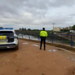 Policía local de Catarroja vigilando un área afectada por lluvias