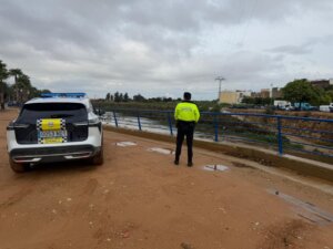 Policía local de Catarroja vigilando un área afectada por lluvias