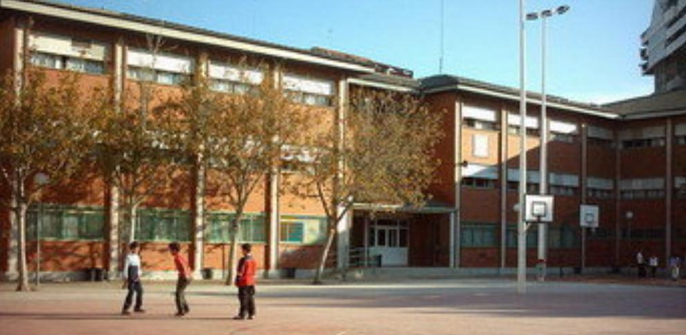 patio colegio CEIP Pare Català en Benimaclet con alumnos jugando Exterior del CEIP Pare Català en Benimaclet con alumnos jugando