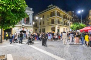 Multitud de personas disfrazadas en la celebración de Halloween en Paterna.