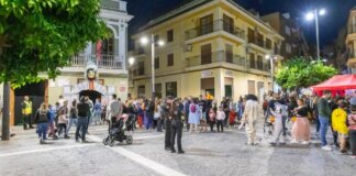 Multitud de personas disfrazadas en la celebración de Halloween en Paterna.