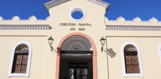 Entrada del cementerio municipal de Catarroja con dos personas