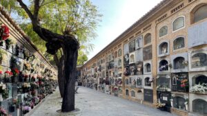 Vista del cementerio de Tots Sants en Valencia con flores decorativas