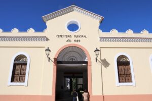 Entrada del cementerio municipal de Catarroja con dos personas