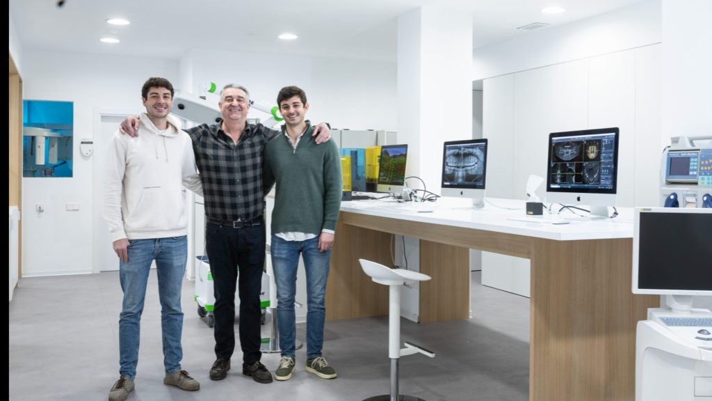 l equipo de la clínica dental Aviñó en Valencia, especializado en salud bucodental.