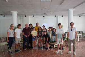 Grupo de jóvenes participando en el Club Planeta de Massanassa