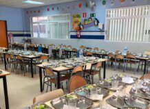 La JGL de València incrementa en 1,6 millones de euros las ayudas del comedor escolar del curso 2025/2026 Comedor escolar con mesas y platos preparados para los estudiantes.