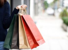 Los comercios y servicios de Burjassot ya pueden adherirse a la campaña del Bono Comercio 2026 Persona sosteniendo varias bolsas de compras de diferentes colores