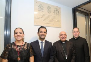 Ceremonia de consagración de la nueva iglesia de Valterna con autoridades y clérigos.