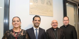 Ceremonia de consagración de la nueva iglesia de Valterna con autoridades y clérigos.
