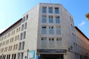 Fachada del centro de especialidades El Grao en València