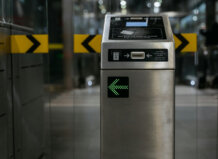 La tecnología ayuda a las empresas a cumplir el horario laboral de los trabajadores Molinete de control de acceso en una empresa moderna