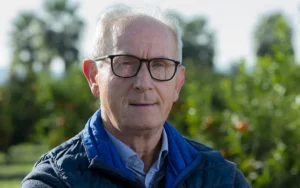 Retrato de Cristóbal Aguado en un campo agrícola