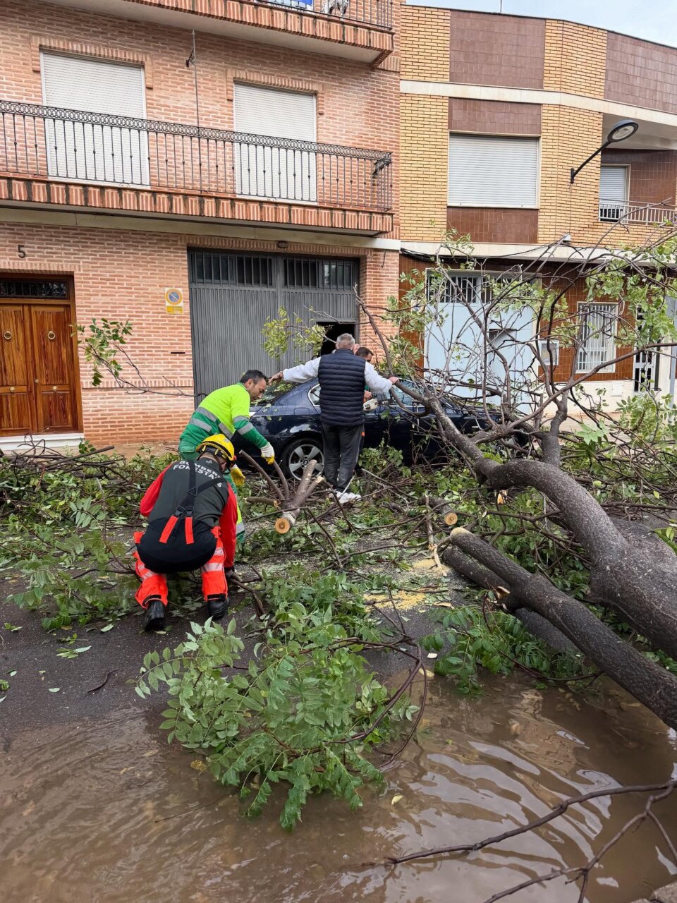 Personas trabajando en la limpieza tras la DANA Alice en l'Horta