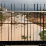 Vista de un río afectado por lluvias en l'Horta