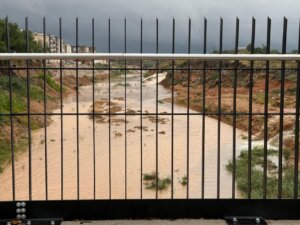 Vista de un río afectado por lluvias en l'Horta