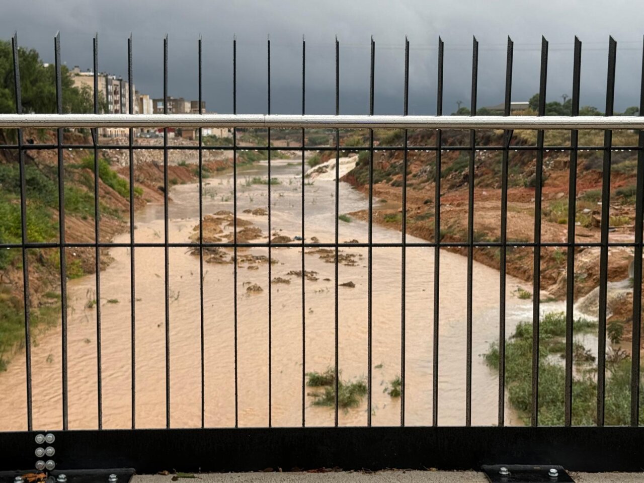 Vista de un río afectado por lluvias en l'Horta