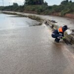 Persona limpiando desagüe tras inundación en Valencia