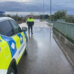 Policía en una carretera inundada tras la DANA Alice en Massamagrell
