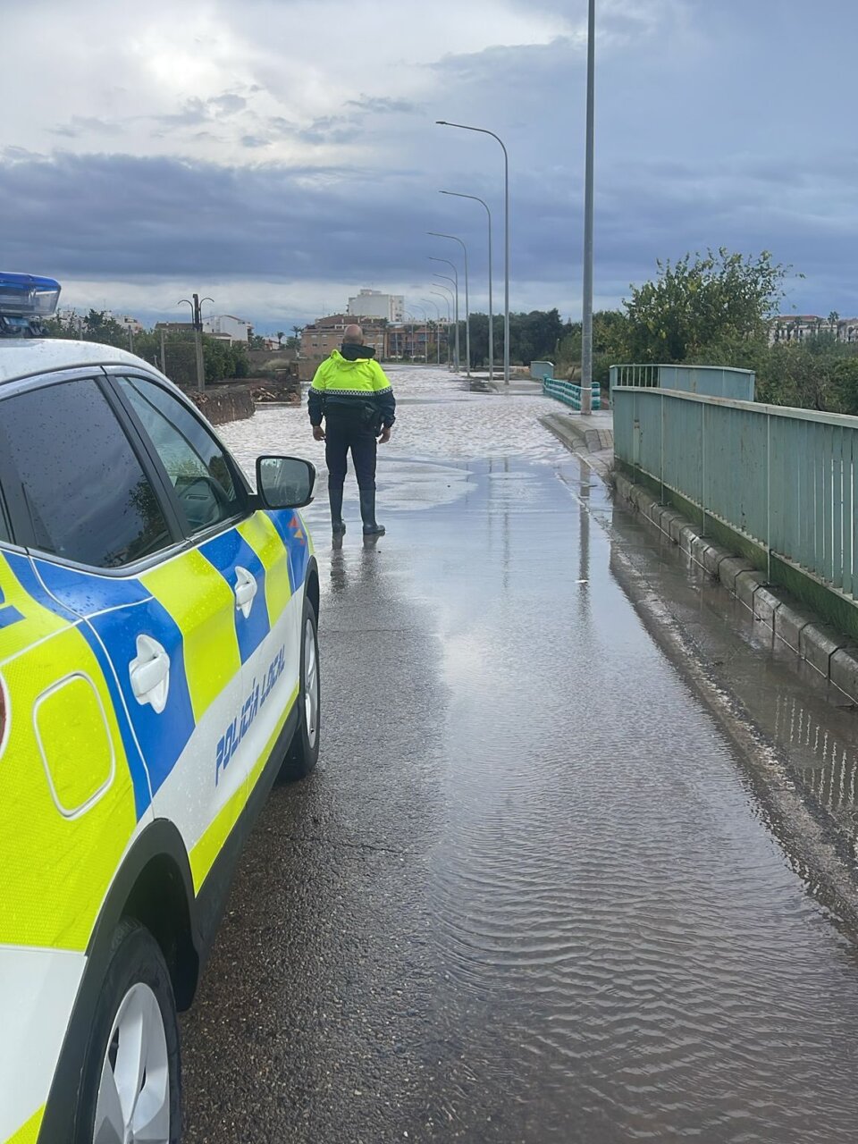 Policía en una carretera inundada tras la DANA Alice en Massamagrell