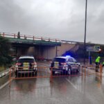 Policías y vehículos bloquean el acceso tras la DANA Alice en l'Horta