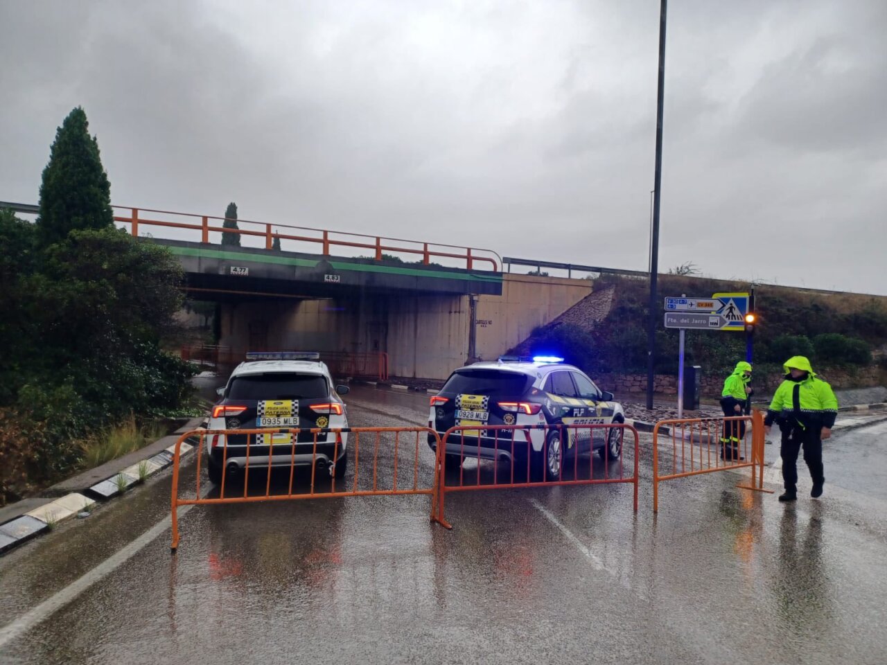 Policías y vehículos bloquean el acceso tras la DANA Alice en l'Horta