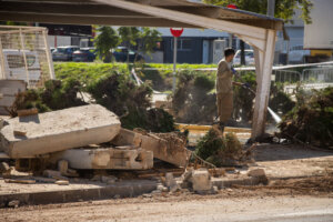 Persona limpiando escombros tras la DANA en Xirivella