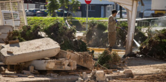 Persona limpiando escombros tras la DANA en Xirivella