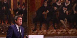 Carlos Mazón dando una declaración institucional en el Palau de la Generalitat