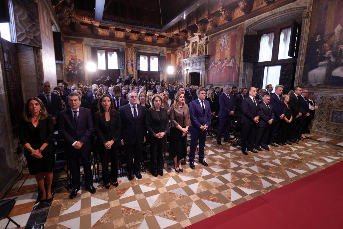 Carlos Mazón y asistentes en la declaración institucional por la DANA