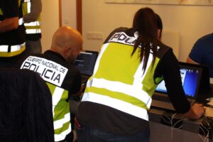 Agentes de la Policía Nacional trabajando en un caso de estafa en Torrent