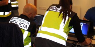 Agentes de la Policía Nacional trabajando en un caso de estafa en Torrent