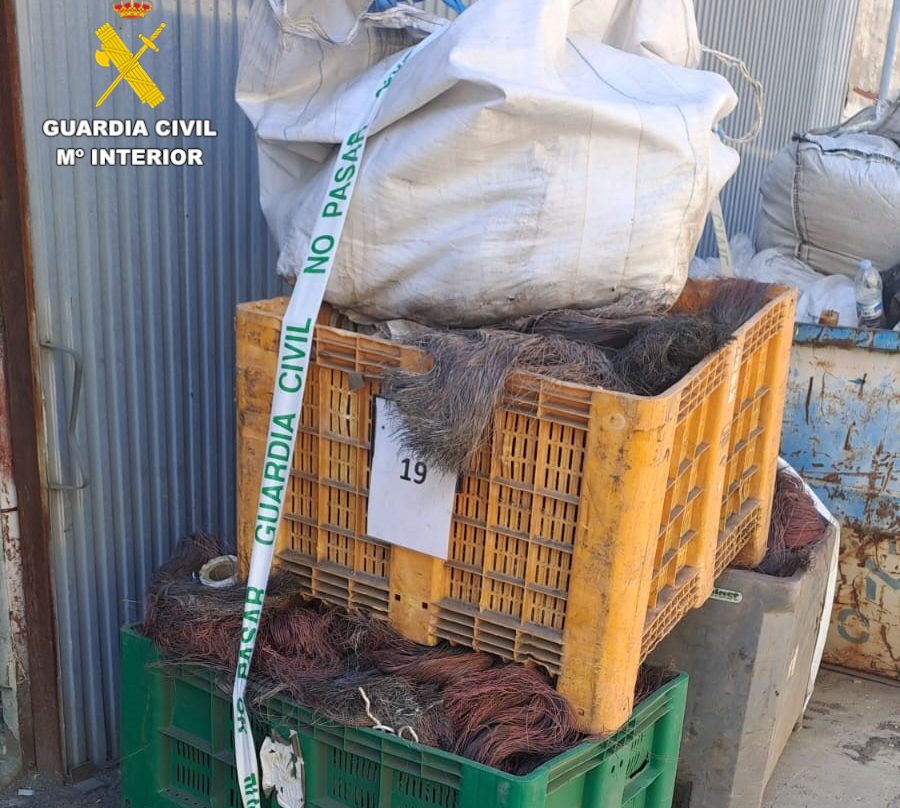 Cajas con cable de cobre confiscado por la Guardia Civil en Silla