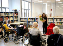 Benetússer celebra el Día de las Bibliotecas con actividades para mayores, sorteos y un  homenaje a Maria Beneyto Cuentacuentos en la biblioteca municipal de Benetússer con mayores.