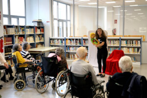 Cuentacuentos en la biblioteca municipal de Benetússer con mayores.