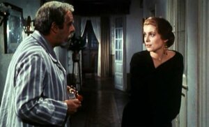 Escena de la película Tristana con dos personajes conversando