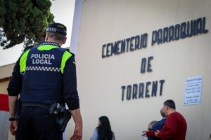 Agente de policía local frente al Cementerio Parroquial de Torrent